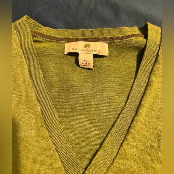 Men’s Cashmere V-Neck Sweater - Picture 2 of 3